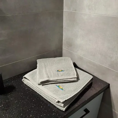 Apartment Z Tarasami: Mietowy Spokoj, Romantyczna Szarosc & Niebieska Elegancja